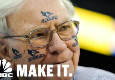 Warren Buffett Offering Another Ridiculous Prize For A Winning March Madness Bracket | CNBC Make It.